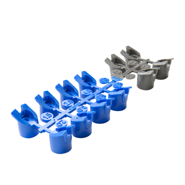 Modré a sivé trysky dodávané k postrekovačom I-20