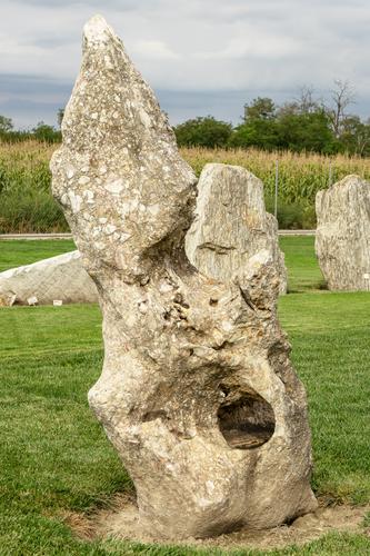 Solitérny kameň, hmotnosť 690 kg, výška 185 cm